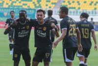 Pesepak bola Adhyaksa FC Banten Rafly Ariyanto (kedua kiri) berselebrasi bersama rekan setimnya Makan Konate (kiri) dan Arif Satria (kedua kanan) usai mencetak gol.(ANTARA FOTO/Angga Budhiyanto)