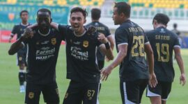 Pesepak bola Adhyaksa FC Banten Rafly Ariyanto (kedua kiri) berselebrasi bersama rekan setimnya Makan Konate (kiri) dan Arif Satria (kedua kanan) usai mencetak gol.(ANTARA FOTO/Angga Budhiyanto)