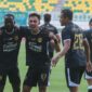 Pesepak bola Adhyaksa FC Banten Rafly Ariyanto (kedua kiri) berselebrasi bersama rekan setimnya Makan Konate (kiri) dan Arif Satria (kedua kanan) usai mencetak gol.(ANTARA FOTO/Angga Budhiyanto)
