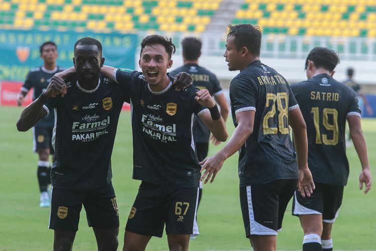 Pesepak bola Adhyaksa FC Banten Rafly Ariyanto (kedua kiri) berselebrasi bersama rekan setimnya Makan Konate (kiri) dan Arif Satria (kedua kanan) usai mencetak gol.(ANTARA FOTO/Angga Budhiyanto)