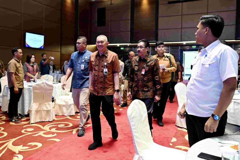 Penjabat Sekretaris Daerah Provinsi (Sekdaprov) Sumatera Utara (Sumut) Sulaiman Harahap didampingi Kepala BPBD Sumut Tuahta Ramajaya Saragih menghadiri Sosialisasi dan Focus Group Discussion (FGD) di Ballroom Hotel Four Points by Sheraton Medan, Kamis (7/5/2026). (Foto/Kominfo Sumut).