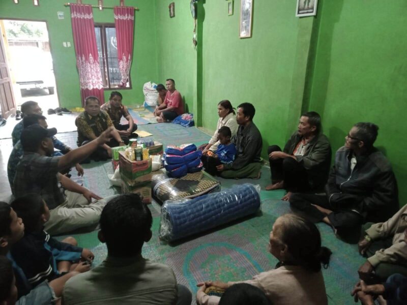 Pemerintah Kabupaten Humbang Hasundutan melalui Dinas Sosial menyalurkan bantuan sosial kepada korban kebakaran rumah di Dusun III Pangasean, Desa Purba Dolok, Kecamatan Doloksanggul, Kamis (7/5/2026).