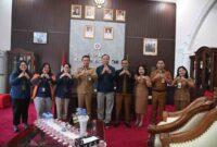 Bupati Humbang Hasundutan Dr. Oloan P Nababan SH MH menerima audiensi BPS. Audiensi ini turut dihadiri sejumlah pejabat daerah di antaranya Asisten Perekonomian dan Pembangunan Martogi Purba Kepala Dinas Kopenaker Nurliza Pasaribu Kepala Dinas Kominfo Adrianus Mahulae Kepala Bagian Perekonomian dan SDA Mariani F Sinaga serta jajaran BPS Humbang Hasundutan. (Foto:Istimewa).