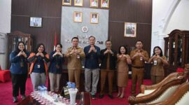 Bupati Humbang Hasundutan Dr. Oloan P Nababan SH MH menerima audiensi BPS. Audiensi ini turut dihadiri sejumlah pejabat daerah di antaranya Asisten Perekonomian dan Pembangunan Martogi Purba Kepala Dinas Kopenaker Nurliza Pasaribu Kepala Dinas Kominfo Adrianus Mahulae Kepala Bagian Perekonomian dan SDA Mariani F Sinaga serta jajaran BPS Humbang Hasundutan. (Foto:Istimewa).