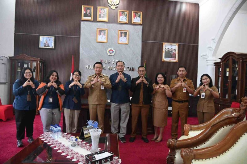 Bupati Humbang Hasundutan Dr. Oloan P Nababan SH MH menerima audiensi BPS. Audiensi ini turut dihadiri sejumlah pejabat daerah di antaranya Asisten Perekonomian dan Pembangunan Martogi Purba Kepala Dinas Kopenaker Nurliza Pasaribu Kepala Dinas Kominfo Adrianus Mahulae Kepala Bagian Perekonomian dan SDA Mariani F Sinaga serta jajaran BPS Humbang Hasundutan. (Foto:Istimewa).