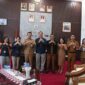 Bupati Humbang Hasundutan Dr. Oloan P Nababan SH MH menerima audiensi BPS. Audiensi ini turut dihadiri sejumlah pejabat daerah di antaranya Asisten Perekonomian dan Pembangunan Martogi Purba Kepala Dinas Kopenaker Nurliza Pasaribu Kepala Dinas Kominfo Adrianus Mahulae Kepala Bagian Perekonomian dan SDA Mariani F Sinaga serta jajaran BPS Humbang Hasundutan. (Foto:Istimewa).