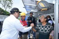 Bupati Samosir Vandiko T. Gultom menyapa warga saat meninjau pembangunan Pompa Air Tenaga Surya (PATS) di Desa Sibonor Oppuratus, Kecamatan Nainggolan, Rabu (6/5/2026).