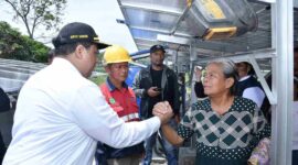 Bupati Samosir Vandiko T. Gultom menyapa warga saat meninjau pembangunan Pompa Air Tenaga Surya (PATS) di Desa Sibonor Oppuratus, Kecamatan Nainggolan, Rabu (6/5/2026).
