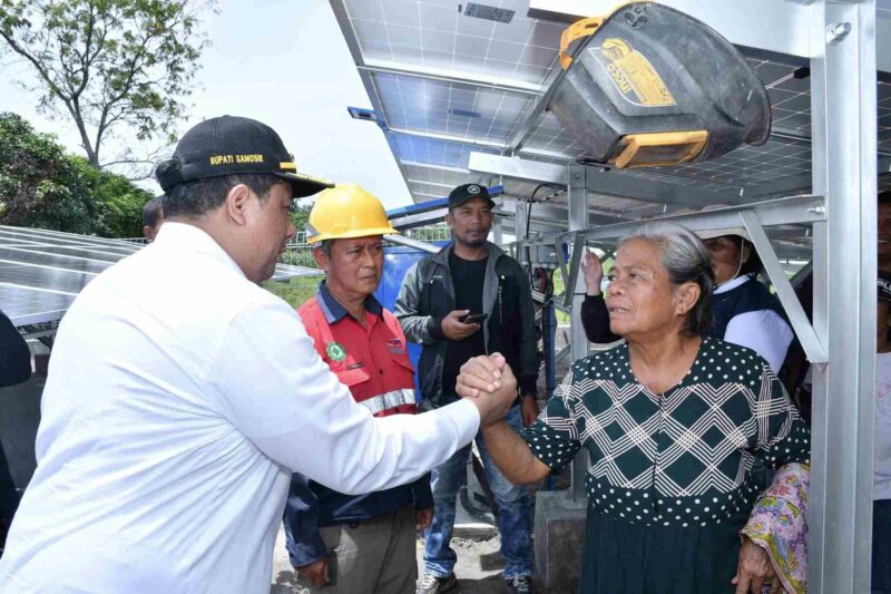 Bupati Samosir Vandiko T. Gultom menyapa warga saat meninjau pembangunan Pompa Air Tenaga Surya (PATS) di Desa Sibonor Oppuratus, Kecamatan Nainggolan, Rabu (6/5/2026).