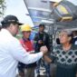 Bupati Samosir Vandiko T. Gultom menyapa warga saat meninjau pembangunan Pompa Air Tenaga Surya (PATS) di Desa Sibonor Oppuratus, Kecamatan Nainggolan, Rabu (6/5/2026).