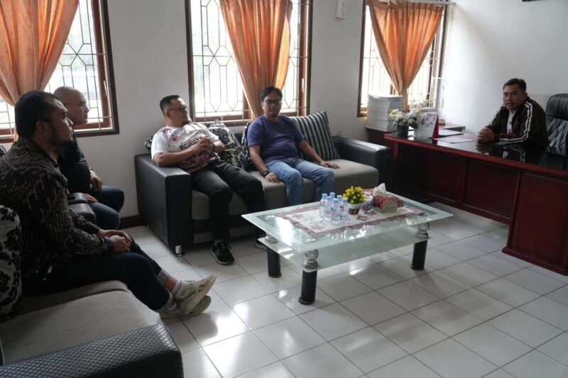 Pemerintah Kabupaten Humbang Hasundutan 
Kepala Dinas Komunikasi dan Informatika Adrianus Mahulae diskusi bersama Dinas Komunikasi dan Informatika Provinsi Sumatera Utara di Doloksanggul, Jumat, (8/5/2026).