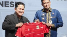 Gubernur Sumatera Utara Bobby Nasution bersama Ketua Umum PSSI Erick Tohhir dalam acara Drawing ASEAN U19 Boys Championship 2026. 