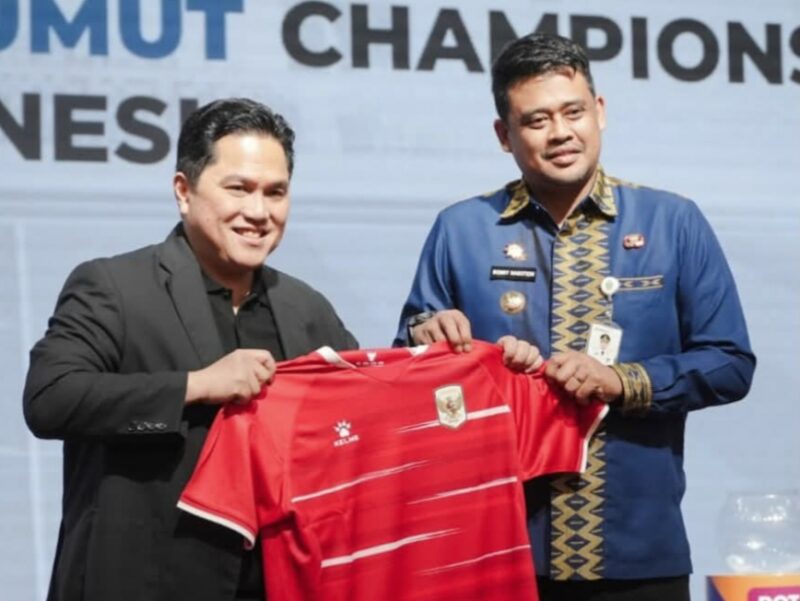 Gubernur Sumatera Utara Bobby Nasution bersama Ketua Umum PSSI Erick Tohhir dalam acara Drawing ASEAN U19 Boys Championship 2026. 