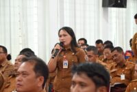 Salah satu peserta berdialog pada saat rapat evaluasi kinerja pejabat eselon III di lingkungan Pemerintah Kabupaten Humbang Hasundutan, Senin, (11/5/2026).