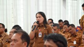 Salah satu peserta berdialog pada saat rapat evaluasi kinerja pejabat eselon III di lingkungan Pemerintah Kabupaten Humbang Hasundutan, Senin, (11/5/2026).
