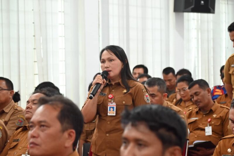 Salah satu peserta berdialog pada saat rapat evaluasi kinerja pejabat eselon III di lingkungan Pemerintah Kabupaten Humbang Hasundutan, Senin, (11/5/2026).