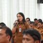 Salah satu peserta berdialog pada saat rapat evaluasi kinerja pejabat eselon III di lingkungan Pemerintah Kabupaten Humbang Hasundutan, Senin, (11/5/2026).