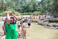 Camat Pahae Jae, bersama warga Kelurahan Pasar Sarulla dan Desa Parsaoran Samosir bergotong royong memperbaiki Bendungan Aek Sarulla yang jebol akibat tingginya debit air, Kamis (15/5/2026).