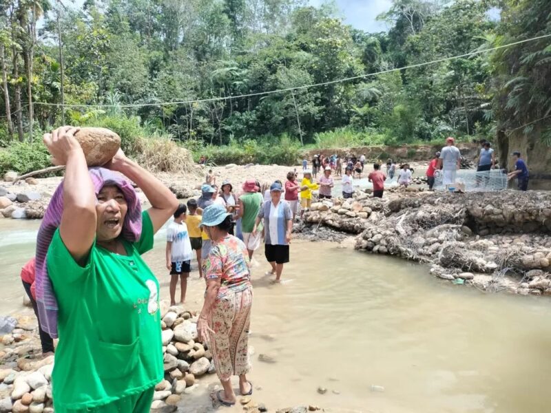 Camat Pahae Jae, bersama warga Kelurahan Pasar Sarulla dan Desa Parsaoran Samosir bergotong royong memperbaiki Bendungan Aek Sarulla yang jebol akibat tingginya debit air, Kamis (15/5/2026).