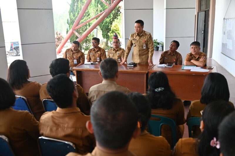 Bupati Humbang Hasundutan Oloan P. Nababan melakukan sidak ke sejumlah OPD usai libur dan cuti bersama untuk memastikan disiplin ASN dan pelayanan publik tetap optimal, Senin, (18/5/2026). Foto:Diskominfo Humbahas