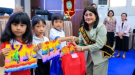 Bunda PAUD Ny Liswati Wesly Silalahi menyerahkan hadiah pemenang lomba mewarnai dan story telling PAUD dalam rangka Hardiknas 2026 di Kota Pematangsiantar bersama MPKW Sumut-Aceh.