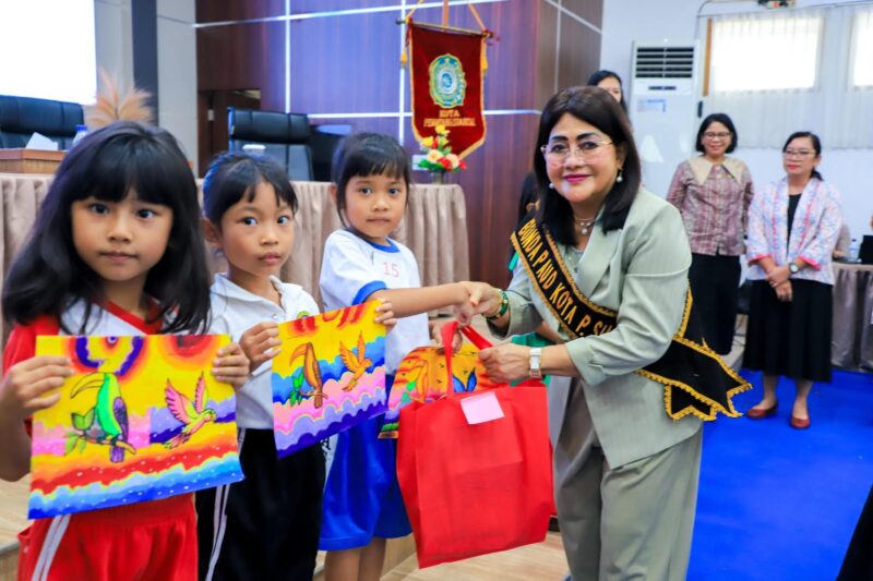 Bunda PAUD Ny Liswati Wesly Silalahi menyerahkan hadiah pemenang lomba mewarnai dan story telling PAUD dalam rangka Hardiknas 2026 di Kota Pematangsiantar bersama MPKW Sumut-Aceh.