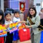 Bunda PAUD Ny Liswati Wesly Silalahi menyerahkan hadiah pemenang lomba mewarnai dan story telling PAUD dalam rangka Hardiknas 2026 di Kota Pematangsiantar bersama MPKW Sumut-Aceh.