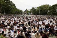 Ribuan masyarakat tampak memadati kawasan Lapangan Adam Malik hingga sepanjang Jalan H Adam Malik untuk melaksanakan ibadah secara berjamaah, Rabu (27/5/2026).