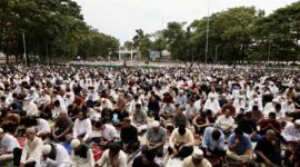 Ribuan masyarakat tampak memadati kawasan Lapangan Adam Malik hingga sepanjang Jalan H Adam Malik untuk melaksanakan ibadah secara berjamaah, Rabu (27/5/2026).