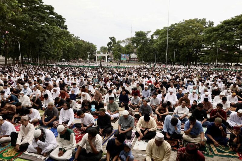 Ribuan masyarakat tampak memadati kawasan Lapangan Adam Malik hingga sepanjang Jalan H Adam Malik untuk melaksanakan ibadah secara berjamaah, Rabu (27/5/2026).