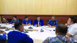 Ketua DPC GAMKI Kota Pematangsiantar, Jon Roi Tua Purba bersama pengurus saat audiensi bersama Wali Kota Pematangsiantar Wesly Silalahi di Command Center Balai Kota Pematangsiantar, Rabu (20/5/2026).