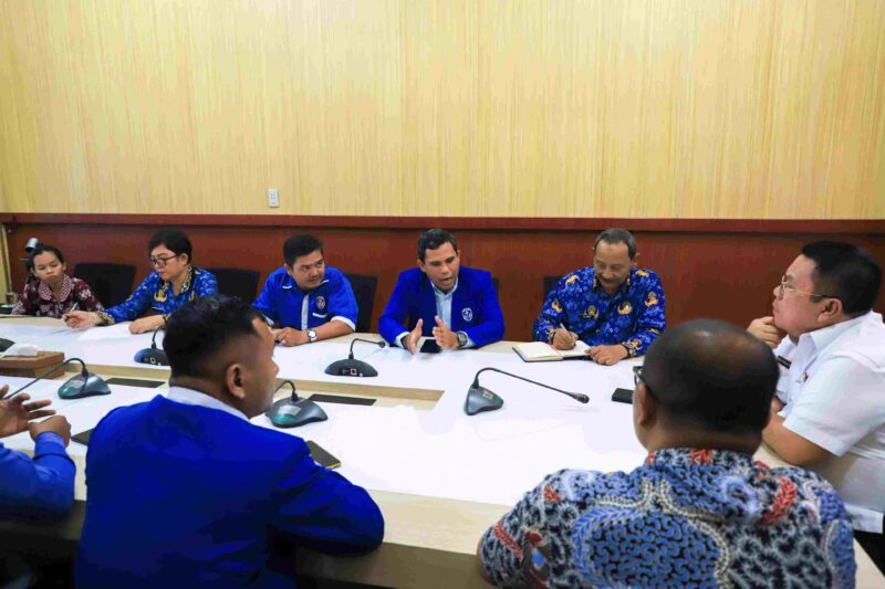 Ketua DPC GAMKI Kota Pematangsiantar, Jon Roi Tua Purba bersama pengurus saat audiensi bersama Wali Kota Pematangsiantar Wesly Silalahi di Command Center Balai Kota Pematangsiantar, Rabu (20/5/2026).