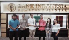 Ketua Umum GAMPERA, Armada Simorangkir, 
Plt Ketua BPC GAMPERA Pematangsiantar, Defri Hutapea foto bersama Kepala Perwakilan Bank Indonesia Pematangsiantar, Ahmad Rahman di Kantor Perwakilan Bank Indonesia Pematangsiantar, Rabu (13/5/2026). Foto:Sordahcom/Fernando Sirait