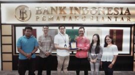 Ketua Umum GAMPERA, Armada Simorangkir, 
Plt Ketua BPC GAMPERA Pematangsiantar, Defri Hutapea foto bersama Kepala Perwakilan Bank Indonesia Pematangsiantar, Ahmad Rahman di Kantor Perwakilan Bank Indonesia Pematangsiantar, Rabu (13/5/2026). Foto:Sordahcom/Fernando Sirait
