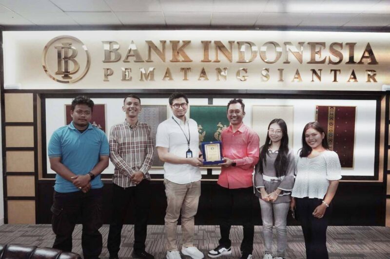 Ketua Umum GAMPERA, Armada Simorangkir, 
Plt Ketua BPC GAMPERA Pematangsiantar, Defri Hutapea foto bersama Kepala Perwakilan Bank Indonesia Pematangsiantar, Ahmad Rahman di Kantor Perwakilan Bank Indonesia Pematangsiantar, Rabu (13/5/2026). Foto:Sordahcom/Fernando Sirait