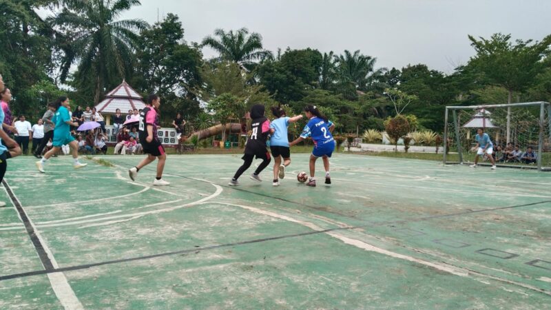 Pertandingan futsal Fiesta PGSD 2026 di Universitas HKBP Nommensen Pematangsiantar berlangsung semakin sengit. Empat tim berhasil memastikan langkah ke babak semifinal. Foto:Sordahcom/Fernando Sirait