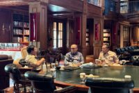 Presiden Probowo Subianto sedang berdiskusi dengan Ketua Pusat Pelaporan dan Analisis Transaksi Keuangan Ivan Yustiavandana serta Menteri Sekretaris Negara Prasetyo Hadi.