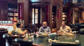 Presiden Probowo Subianto sedang berdiskusi dengan Ketua Pusat Pelaporan dan Analisis Transaksi Keuangan Ivan Yustiavandana serta Menteri Sekretaris Negara Prasetyo Hadi.