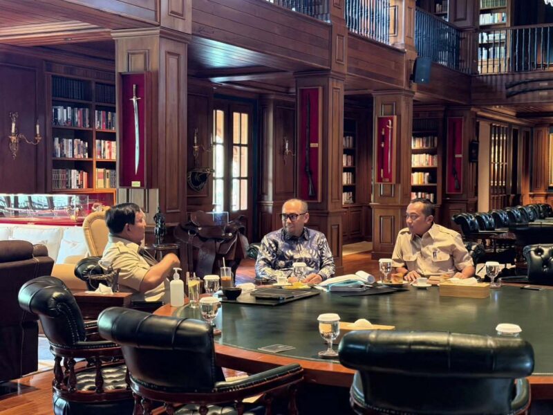 Presiden Probowo Subianto sedang berdiskusi dengan Ketua Pusat Pelaporan dan Analisis Transaksi Keuangan Ivan Yustiavandana serta Menteri Sekretaris Negara Prasetyo Hadi.