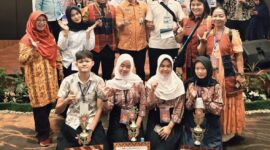 Foto beraama Kepala Sekolah Mardi Panjaitan bersama para juara, Jumat (8/5/2026).