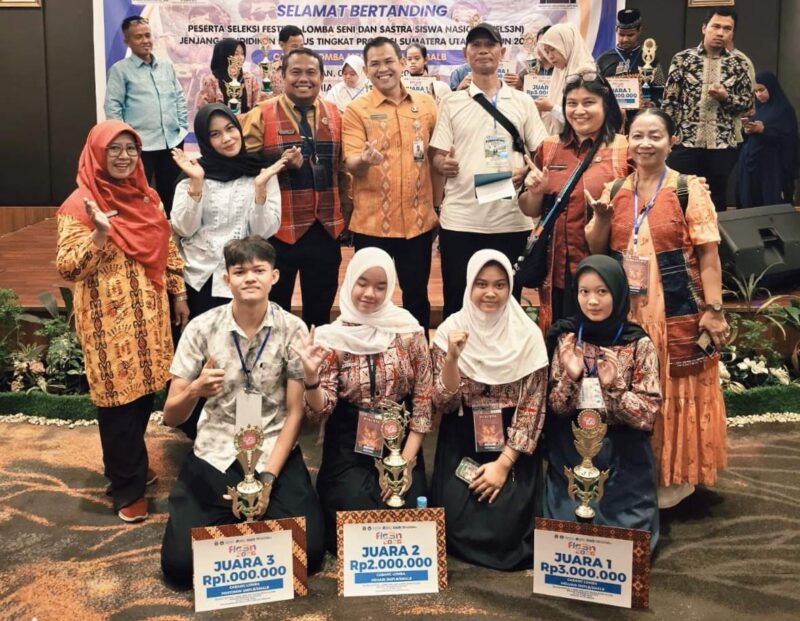 Foto beraama Kepala Sekolah Mardi Panjaitan bersama para juara, Jumat (8/5/2026).