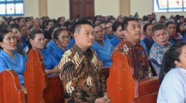 Bupati Oloan Paniaran Nababan menghadiri pelantikan Pengurus WKRI Cabang Humbang Hasundutan masa bakti 2026–2029 dan mengajak penguatan kolaborasi dalam kegiatan sosial kemasyarakatan..
