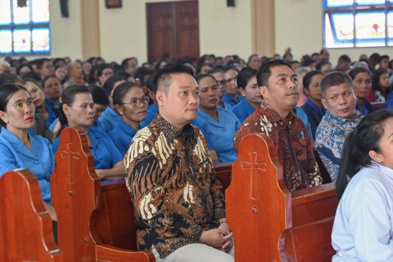 Bupati Oloan Paniaran Nababan menghadiri pelantikan Pengurus WKRI Cabang Humbang Hasundutan masa bakti 2026–2029 dan mengajak penguatan kolaborasi dalam kegiatan sosial kemasyarakatan..