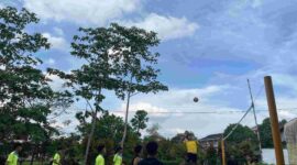 Ezlon FC berhasil menjadi juara voli putra Fiesta PGSD 2026 Universitas HKBP Nommensen Pematangsiantar setelah tampil konsisten dalam pertandingan penuh sportivitas dan semangat kompetisi mahasiswa.
