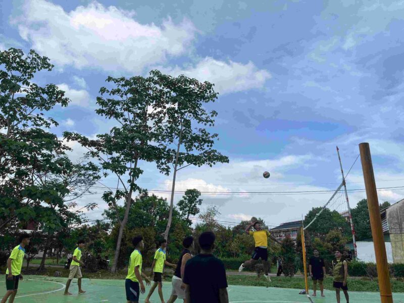 Ezlon FC berhasil menjadi juara voli putra Fiesta PGSD 2026 Universitas HKBP Nommensen Pematangsiantar setelah tampil konsisten dalam pertandingan penuh sportivitas dan semangat kompetisi mahasiswa.