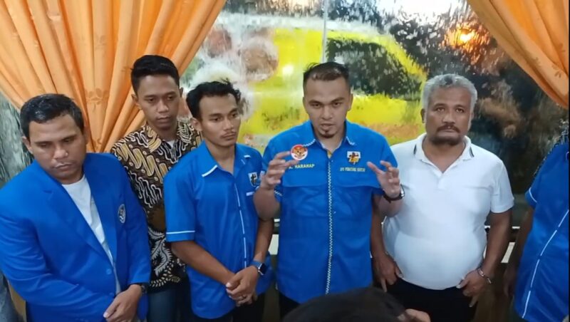 Konferensi Pers, Arif turut didampingi Ketua DPC IPK, Rony Jou Raja Simbolon dan Ketua DPC GAMKI, Jon Roi Tua Purba di Restoran Panorama Kota Pematangsiantar, Sabtu (9/5/2026).