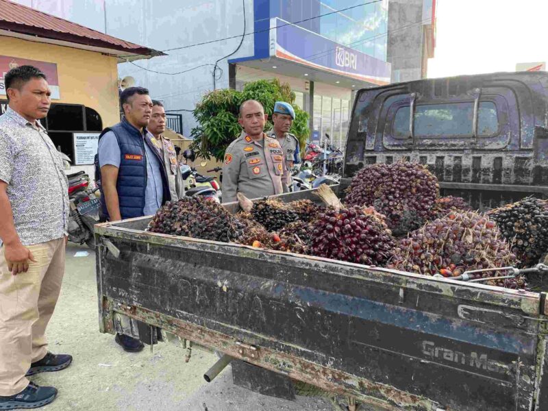 Polisi mengamankan barang bukti. Foto/Istimewa