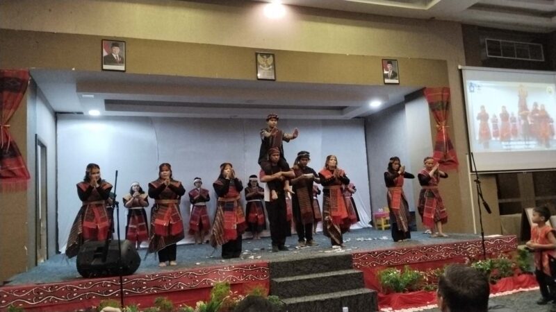 TK PAUD Nazaret HKBP Pematangsiantar menggelar Pagelaran Seni Budaya Batak 2026 di Manna Hotel, Selasa, (21/5/2026). Acara ini mengangkat pendidikan karakter, budaya Batak, kreativitas anak, dan nilai iman sejak usia dini. Foto:Sordahcom/Fernando Sirait
