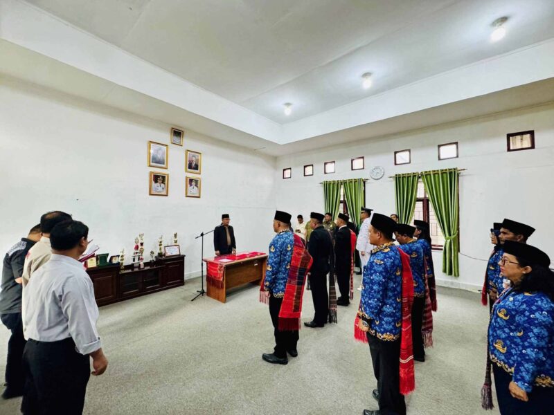 Pemerintah Kabupaten Humbang Hasundutan 
yang dipimpin Sekretaris Daerah Chiristison R Marbun melantik sejumlah pejabat administrator dan pengawas untuk memperkuat kinerja birokrasi. Pelantikan berlangsung di Kantor BKPSDM Humbang Hasundutan Selasa, (5/5/2026). Foto/Istimewa
