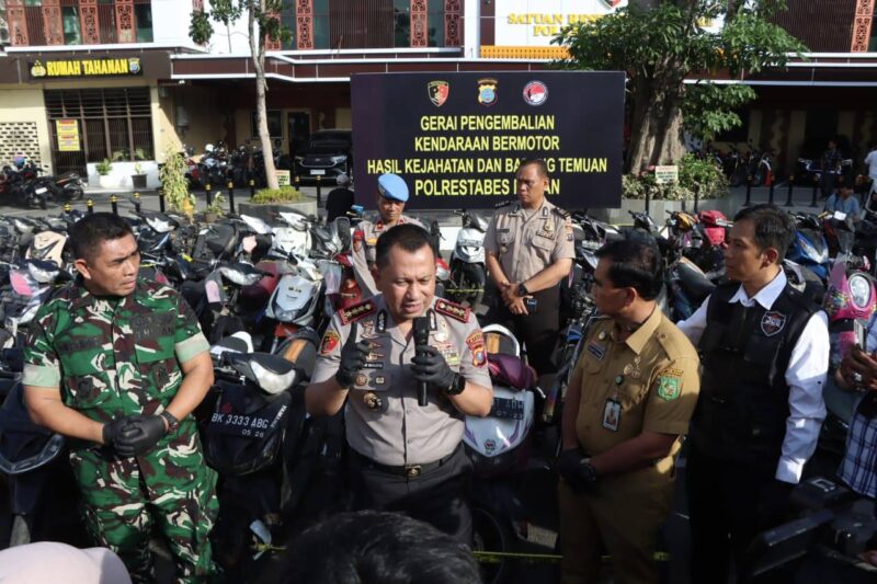 Kapolrestabes Medan Kombes Pol Jean Calvijn dalam konferensi pers yang digelar pada Senin (4/52026). Aparat berhasil mengungkap ratusan kasus dengan ratusan tersangka yang diamankan.